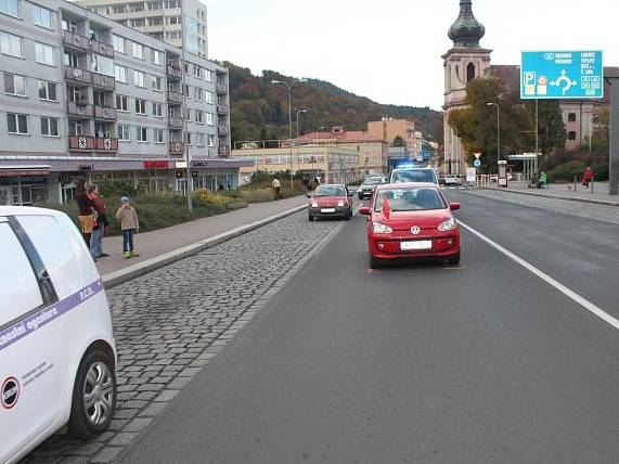 Chodec vběhl před auto, po nehodě utekl.