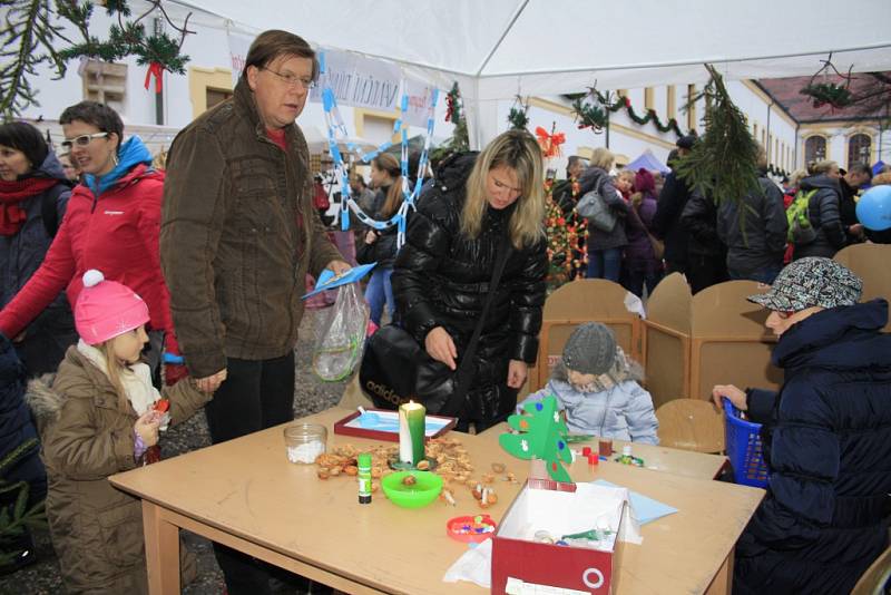 Vánoční trhy přilákaly na děčínský zámek davy lidí.