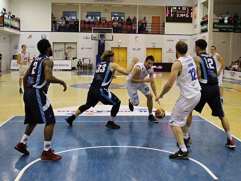 ÚSPĚŠNÝ VSTUP. Děčínští basketbalisté porazili Kolín a v sérii vedou 1:0.