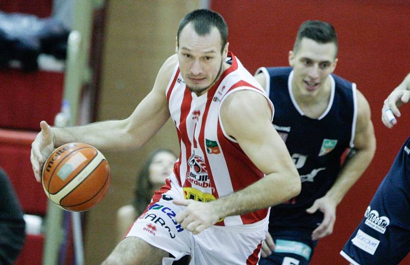 POTŘEBNÉ VÍTĚZSTVÍ. Děčínští basketbalisté dokázali uspět v Pardubicích.