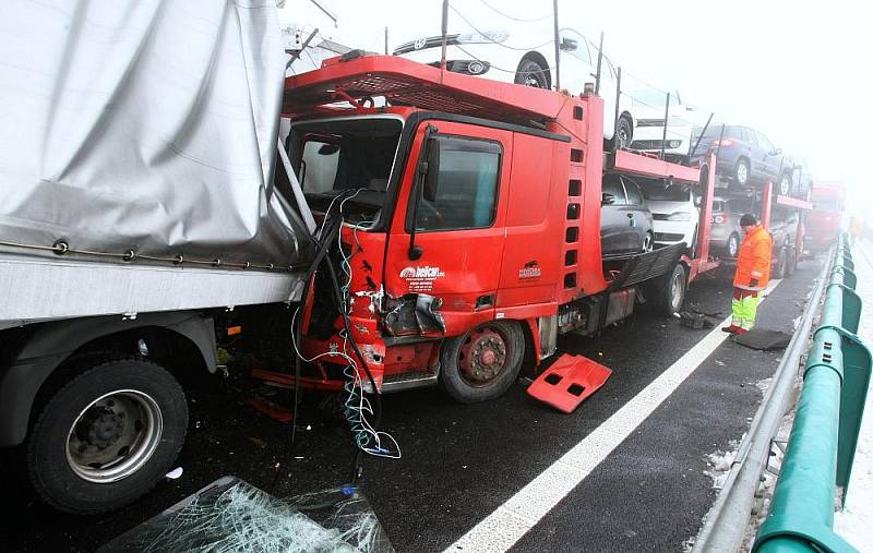 Hromadná dopravní nehoda na dálnici D8 - Petrovice