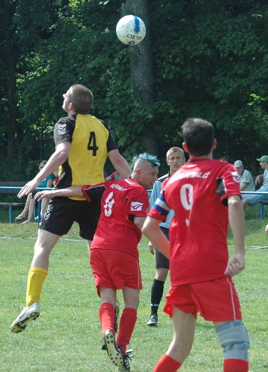 MAJÍ BOD. Česká Kamenice (v červeném) remizovala 0:0 s Chlumcem.