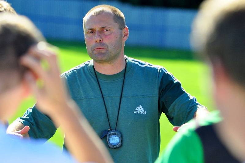 UŽ JSOU NA HŘIŠTI. Vilémov měl první trénink, který vedl nový trenér Michael Šimek.