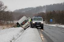 Kluzká silnice nad Ludvíkovicemi se stala osudnou řidiči nákladního auta. Sjel do příkopu a náklad vysypal. 