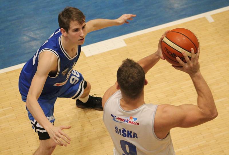 VYHOŘELI. Děčínští basketbalisté doma nestačili na USK Praha.