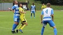 SELHÁNÍ. Fotbalisté Varnsdorfu (ve žlutém) nezvládli derby, doma nestačili na Ústí nad Labem.