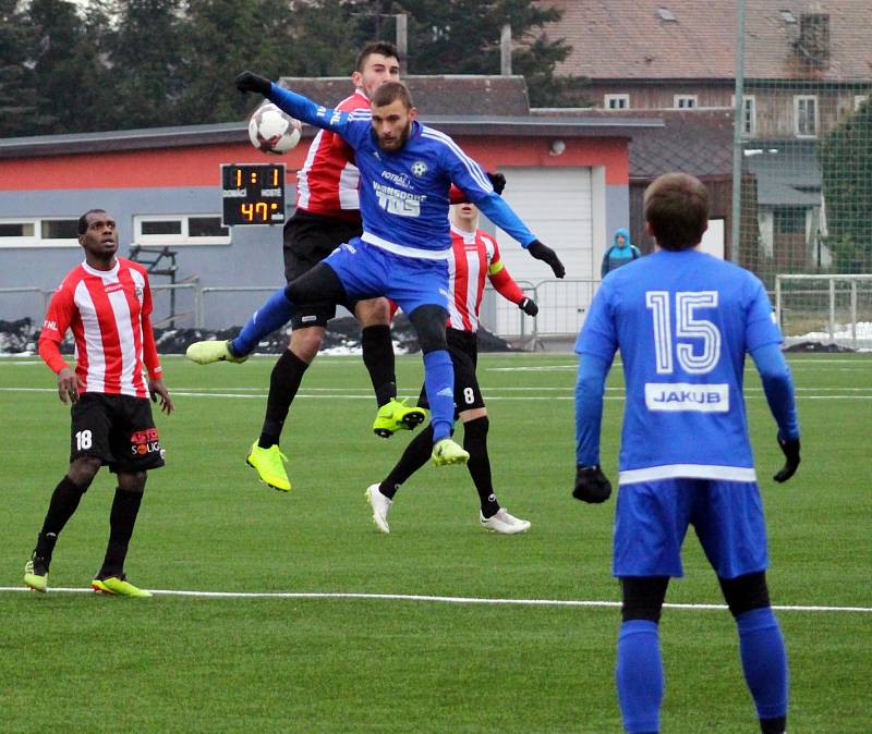 REMÍZA. Varnsdorf (v modrém) hrál s Viktorkou Žižkov 1:1.