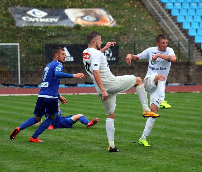 DERBY. Fotbalisté Varnsdorfu (v modrém) doma porazili Ústí nad Labem 1:0.