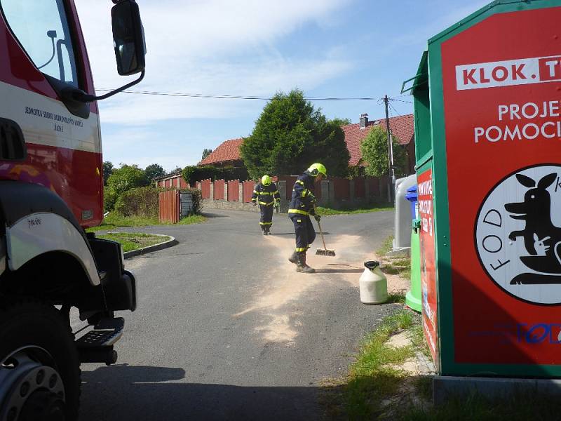 Únik oleje na silnici v Jílovém.