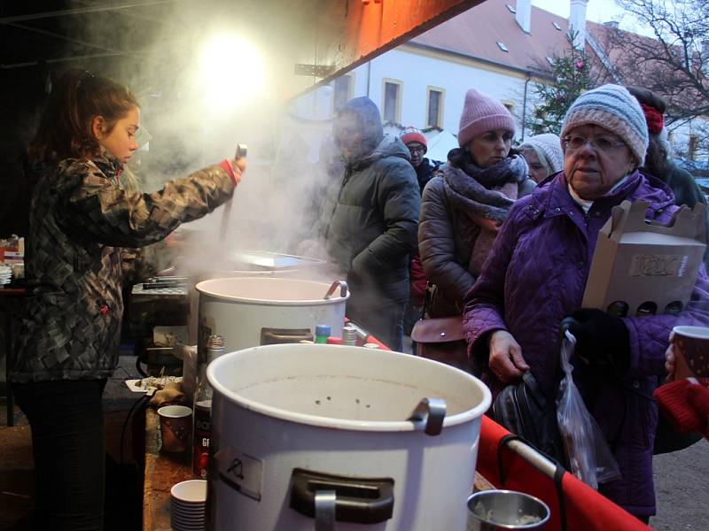 Trhy na zámeckém nádvoří v Děčíně si o třetí adventní neděli nenechaly ujít stovky lidí.