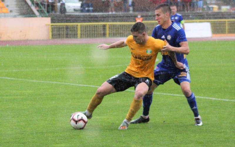 Další porážka. Varnsdorf (v modrém) nezvládl důležitý zápas v Sokolově a prohrál 0:1.