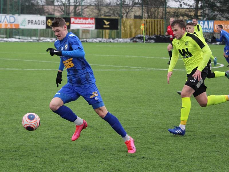 Fotbalisté Varnsdorfu (v modrém) porazili 2:1 Ústí nad Labem.