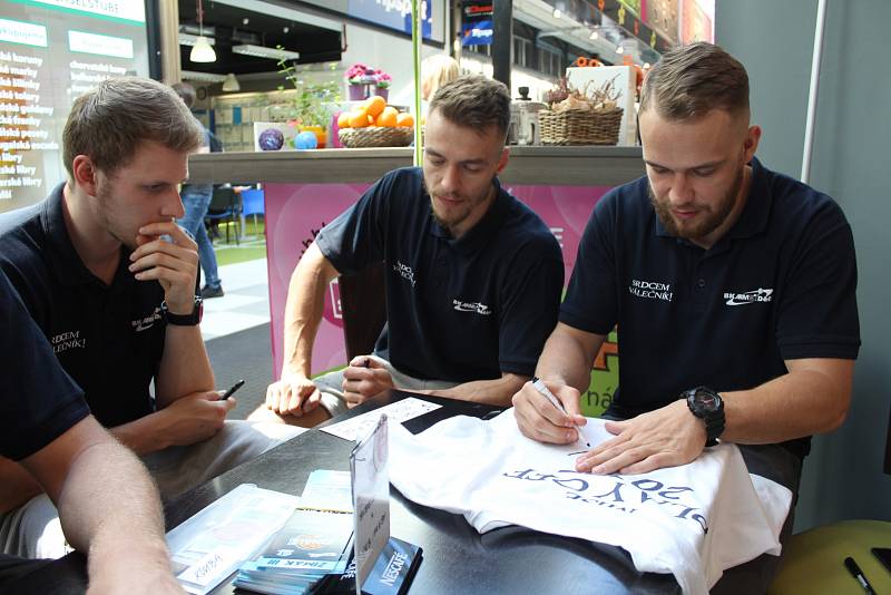 Autogramiáda děčínských Válečníků v Centru Pivovar před basketbalovým finále.