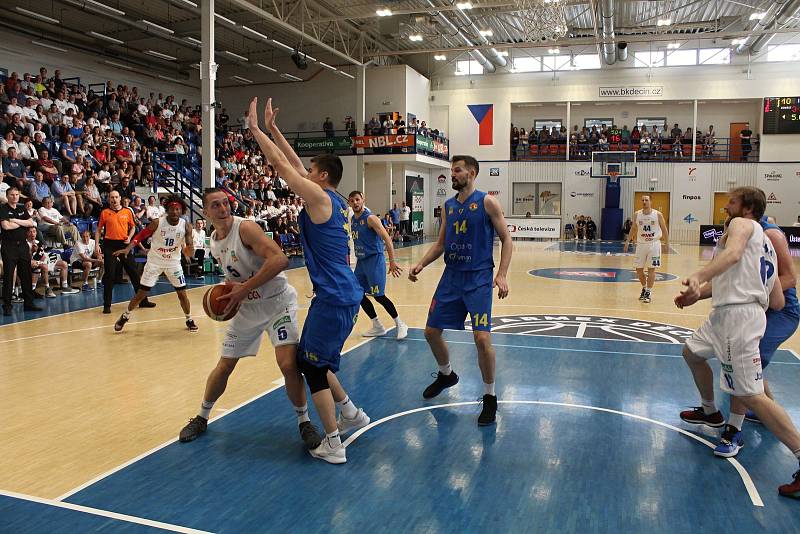 První zápas čtvrtfinále basketbalové ligy mezi Děčínem a Opavou.