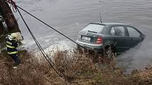 Auto z Labe vylovili až v neděli.