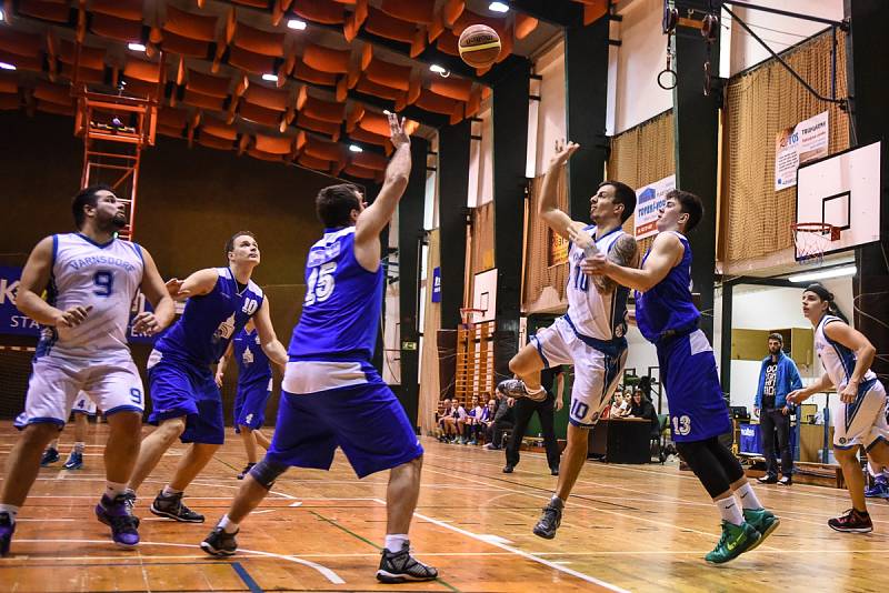 DALŠÍ PORÁŽKA. Basketbalisté Varnsdorfu (bílé dresy) prohráli s Domažlicemi.