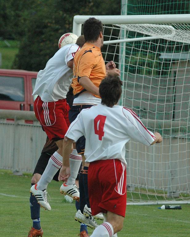 DOBRÝ START. Fotbalisté Jílové doma porazili po bitvě 2:1 Střekov