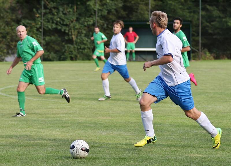 SEDM BRANEK padlo v Krásné Lípě. Domácí (zelené dresy) porazili Těchlovice 6:1.