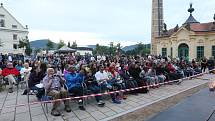 Koncertem v jižních zahradách děčínského zámku vyvrcholilo koncertní miniturné romského sboru Čhavorenge, Idy Kelarové a členů České filharmonie.