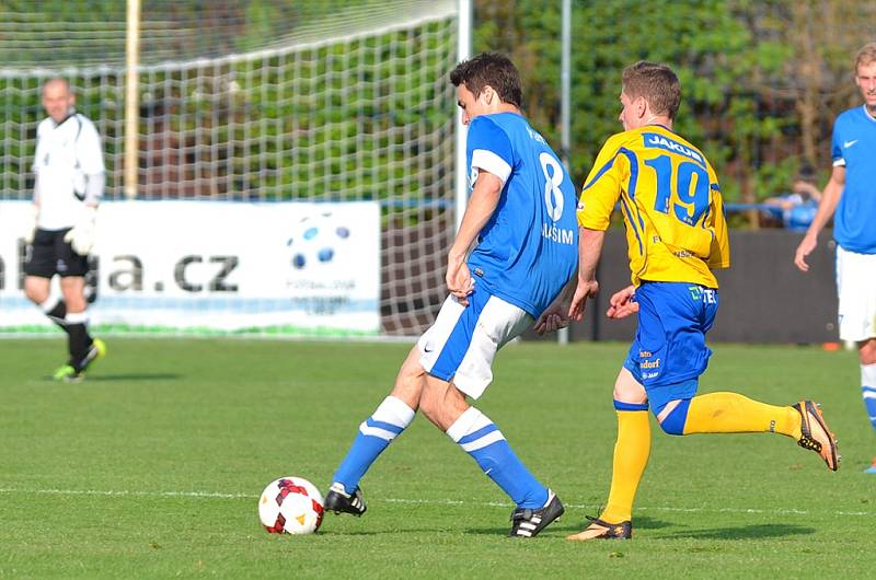 PORÁŽKU 0:3 si fotbalisté Varnsdorfu (ve žlutém) přivezli z Vlašimi.