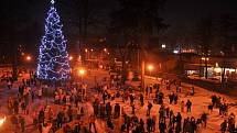 Po slovu faráře starokatolické církve největší shromáždění andělů v republice rozsvítilo vánoční strom. 