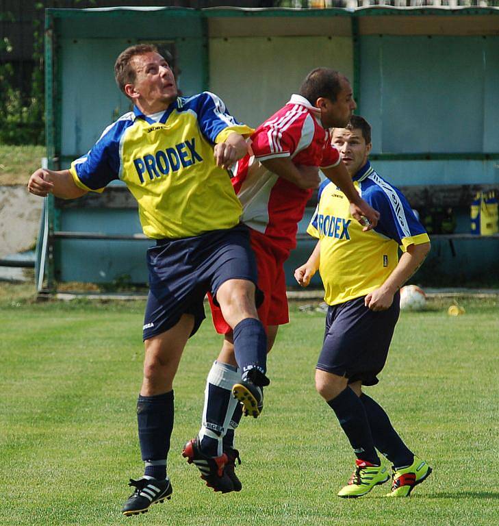 ČESKÁ KAMENICE (ve žlutém) porazila Svádov 3:1.