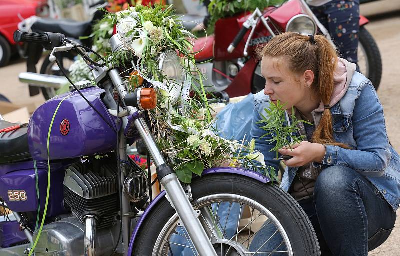 Letošní mezinárodní floristická soutěž Děčínská kotva nalákala diváky na zámecké nádvoří. Soutěžící zdobili květinami auta a motocykly.