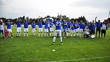 OSLAVY. Fotbalisté Šluknova porazili v dohrávce Jiříkov 9:0 a mohli oslavit postup do I.A třídy.