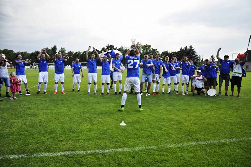 OSLAVY. Fotbalisté Šluknova porazili v dohrávce Jiříkov 9:0 a mohli oslavit postup do I.A třídy.