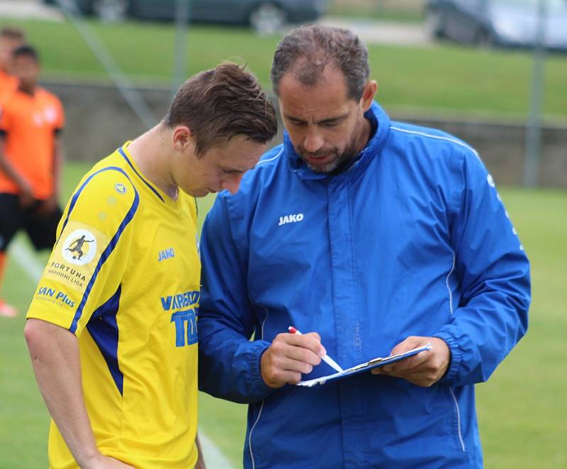 FOTBALISTÉ VARNSDORFU (ve žlutém) porazili juniorku Liberce 7:2. 