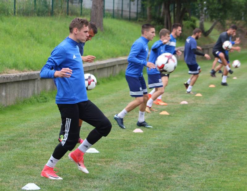 PRVNÍ TRÉNINK. Fotbalisty Varnsdorfu vedl poprvé trenér David Oulehla.