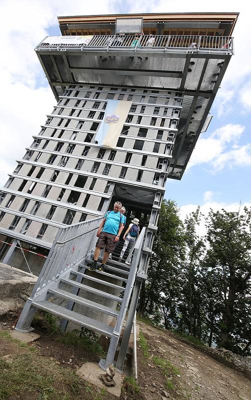 Nově otevřená rozhledna na vrchu Luž u Mařenic, která je umístěna na německé části vrcholu je v obležení českých i německých turistů.