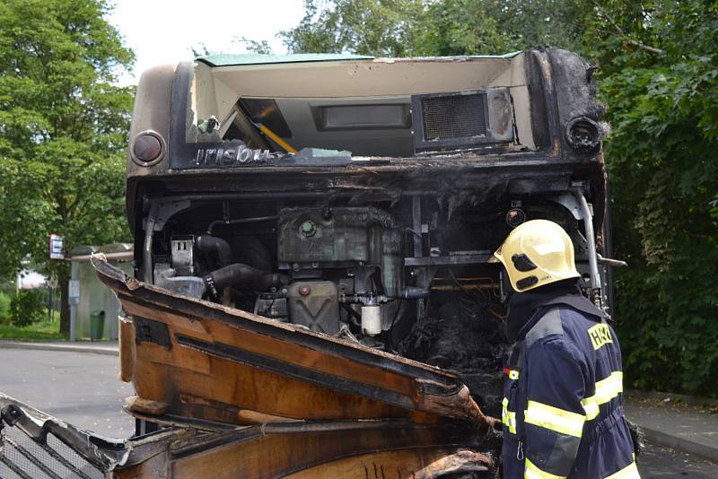 Požár zničil v Děčíně autobus