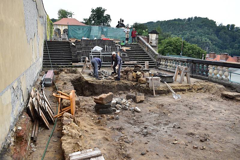 Sochy z glorietu v Růžové zahradě zamířily k restaurátorům.