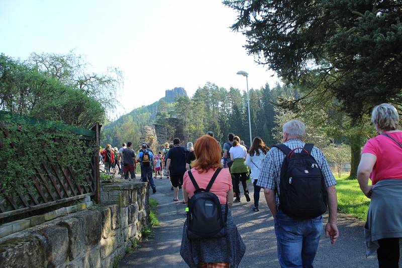 Vášniví turisté zahájili sezonu několikakilometrovým výletem.