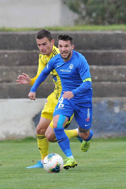 REMÍZA. Varnsdorf (ve žlutém) uhrál v přátelském utkání proti Liberci výsledek 0:0.