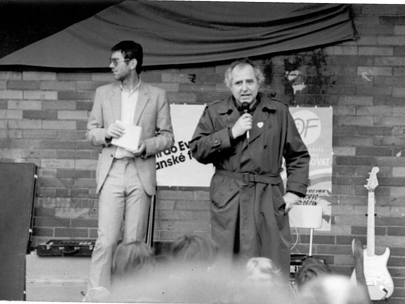 Sametová revoluce probíhala v listopadu 1989 také v Děčíně. 