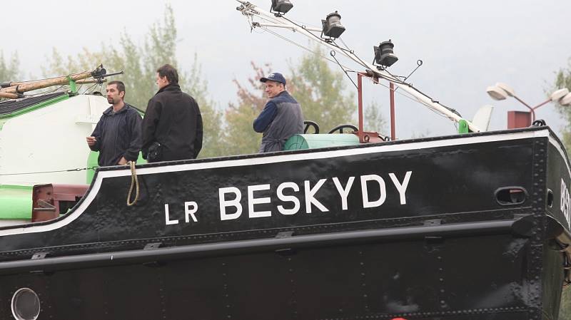 Opravený největší tažný remorkér Beskydy spouštěli po půl roce na vodu.