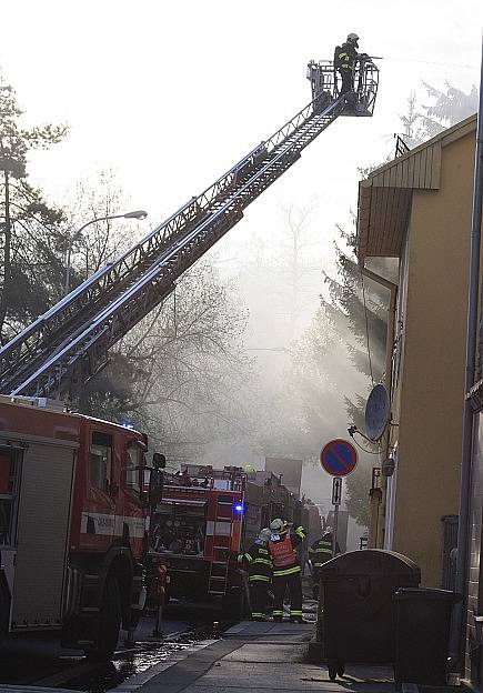 Požár kůlny u domu na Teplické ulici zaměstnal děčínské hasiče. 