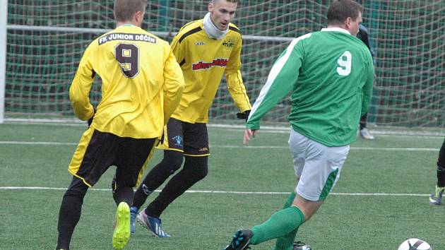 DOROSTENCI JUNIORU DĚČÍN (ve žlutém) porazili Březiny 5:1.