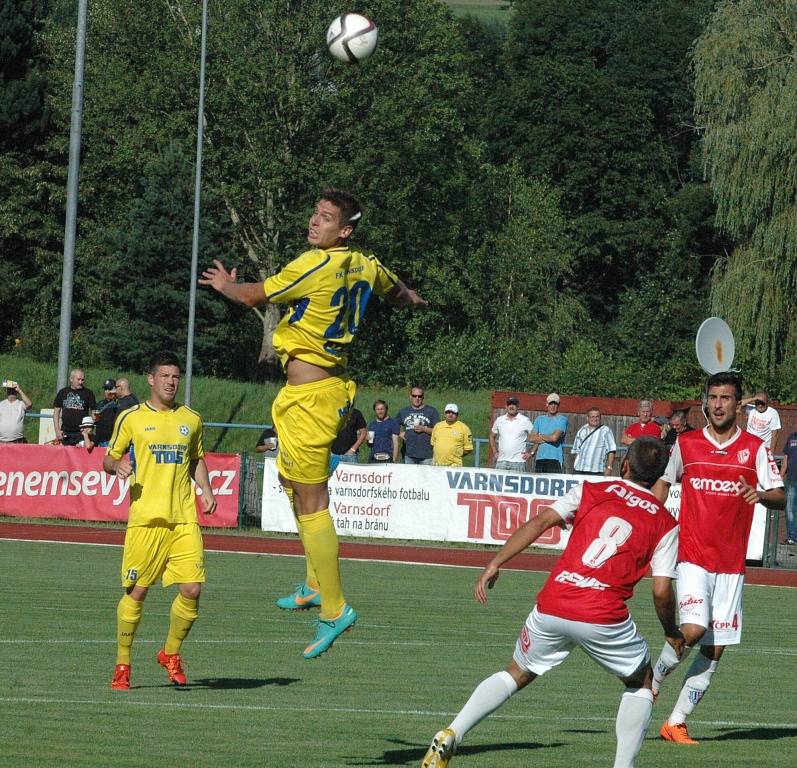 DOBRÁ PRÁCE. Varnsdorf (ve žlutém) doma porazil Pardubice 3:0.