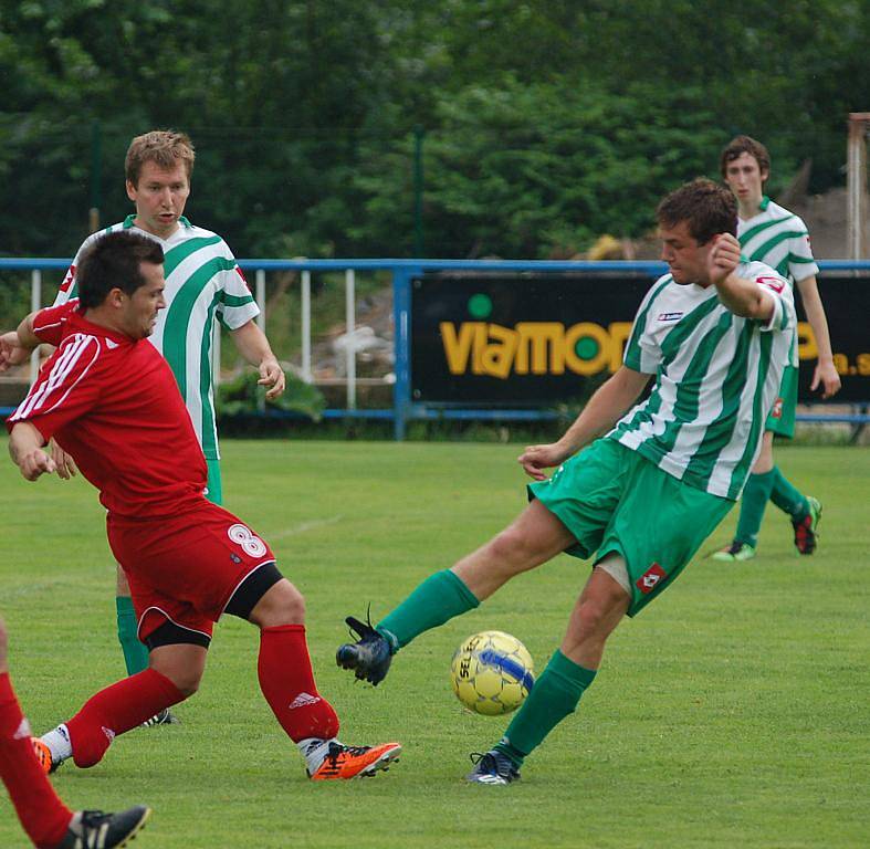 BŘEZINY (v červeném) porazily Libouchec 2:0.