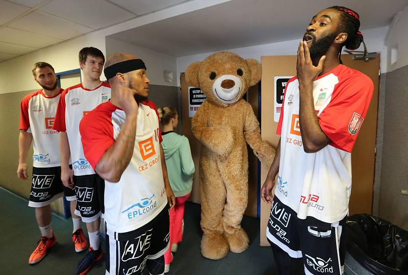 První finálové utkání basketbalové ligy se hrálo na děčínském zimním stadionu. Válečníci se utkali s Nymburkem.