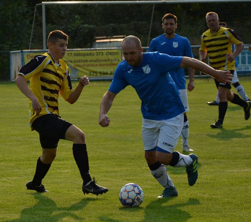 Březiny (v modrém) doma deklasovaly Šluknov B 8:1.