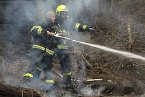 Hasiči bojují s požárem v Českém Švýcarsku.