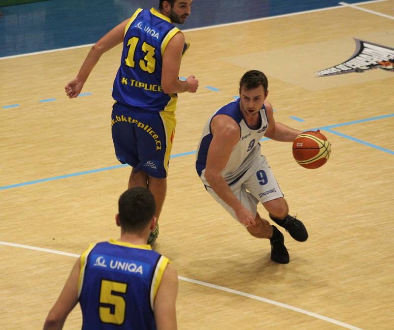 ŠKODA. Děčínští basketbalisté ztratili proti Teplicím dobře rozehraný zápas.