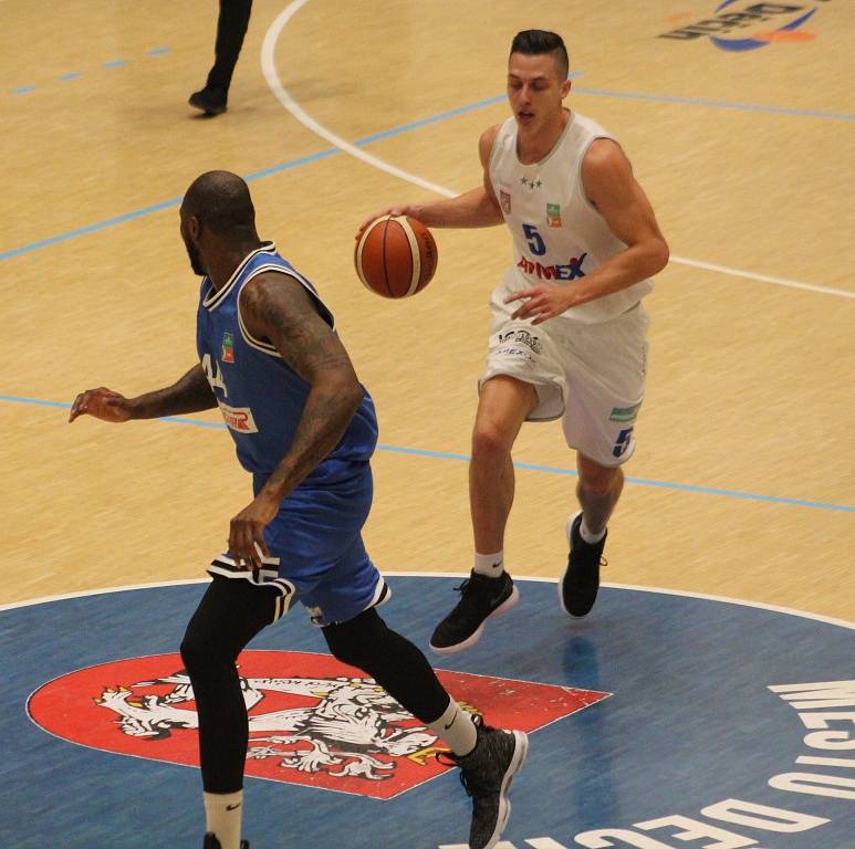 ODVETA. Basketbalisté Děčína ve druhém čtvrtfinále Alpe Adria Cupu proti USK Praha.