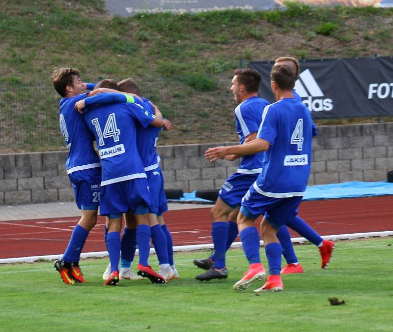 VÍTĚZSTVÍ. Varnsdorf (v modrém) porazil Hradec Králové 1:0.