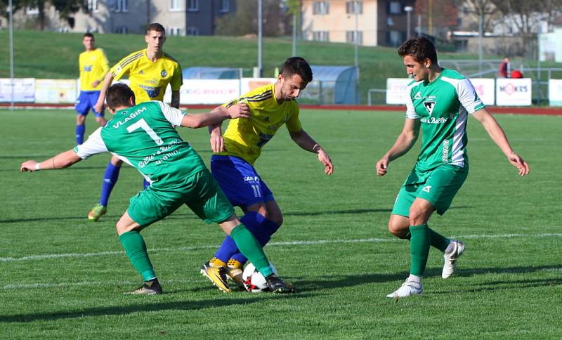 REMÍZA. V utkání Varndorf (ve žlutém) - Vlašim branka nepadla.