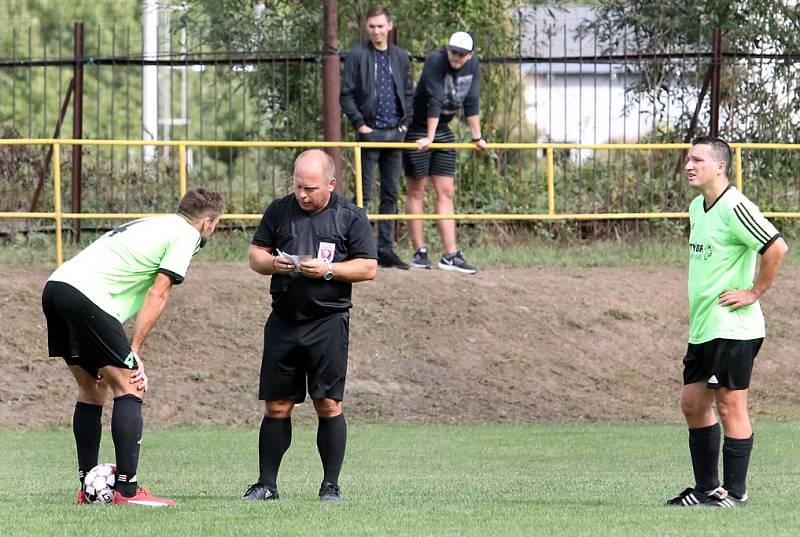 DALŠÍ VÍTĚZSTVÍ. Junior Děčín (v bílém) vyhrál na hřišti Svádova 1:0.